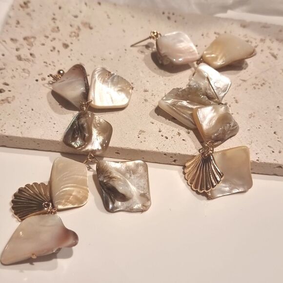 New ANTHRO Shell Fan Scallop Earrings - Picture 5 of 8